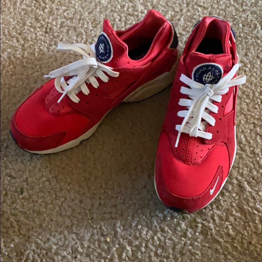 Tennis shoes